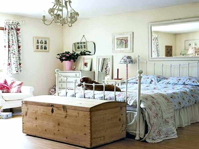 Use simple furniture in the bedroom.