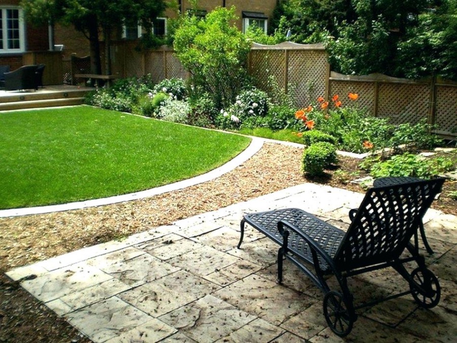 8 Simple Small Backyard Landscaping Ideas for Entertaining - HomesFornh