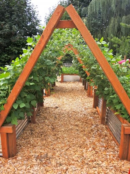 neat garden bed decoration