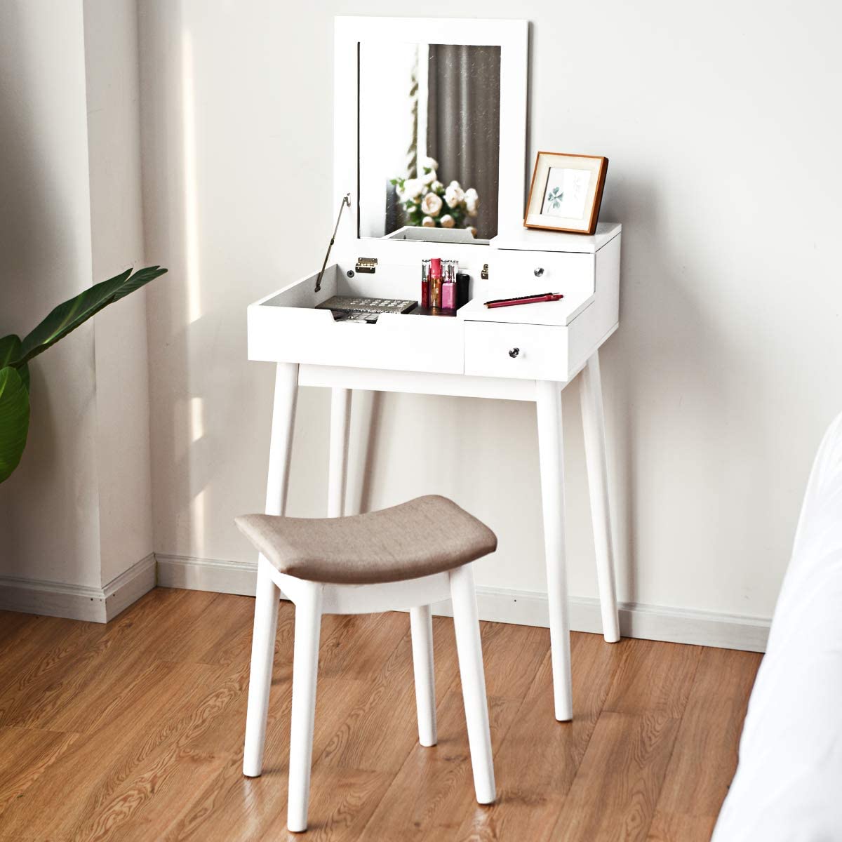 Beautiful and Minimalist Dressing Table Inspiration for Small Spaces 