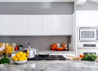 What’s the Difference Between an Outdoor Kitchen and a Regular Kitchen?