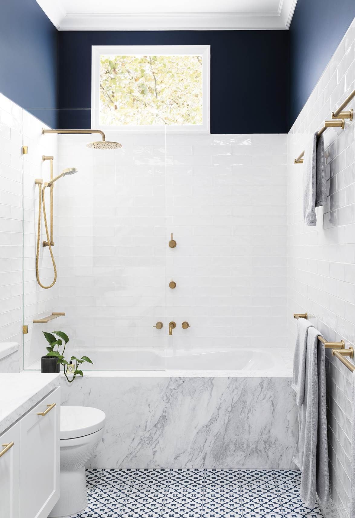 Shower Bath Ideas with Marble Accents for Small Spaces