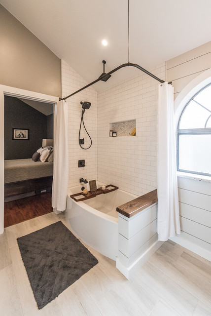 Modern Farmhouse Bathtub with Curtain