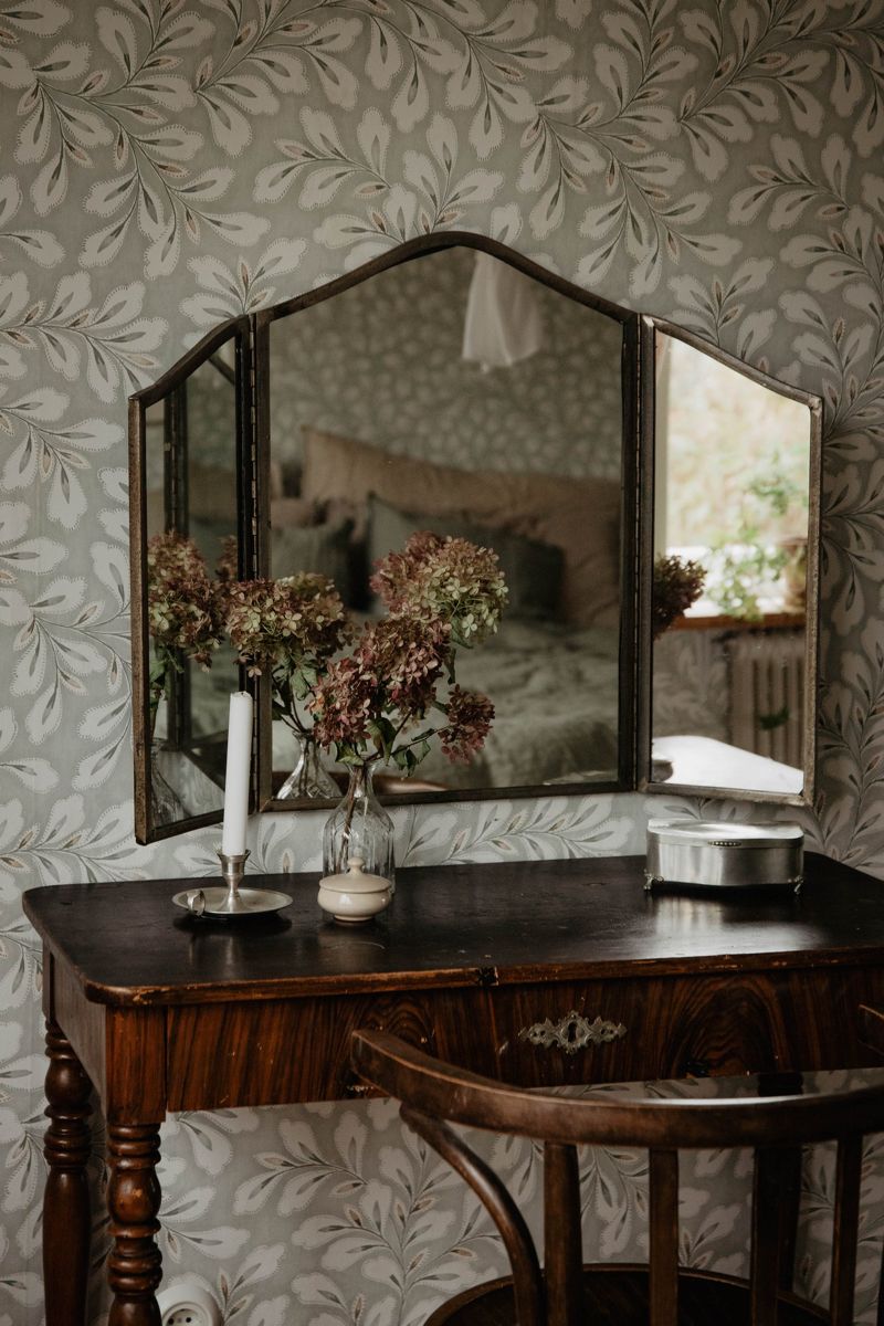 Dressing Table with Traditional Style