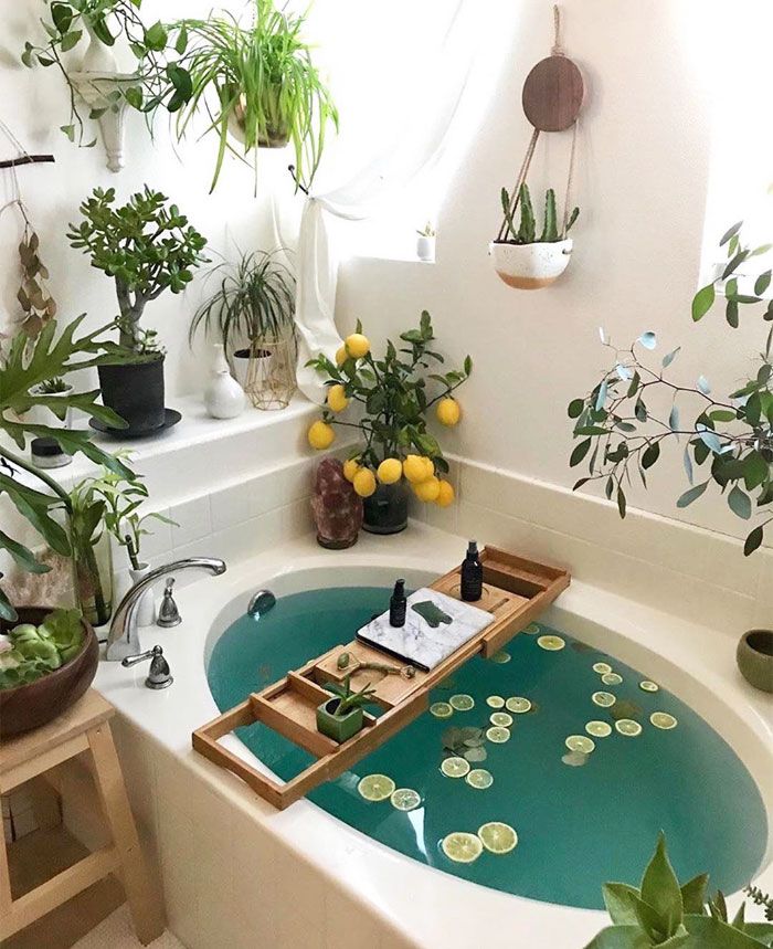 Spotted Cool Décor in An Inset Bathtub