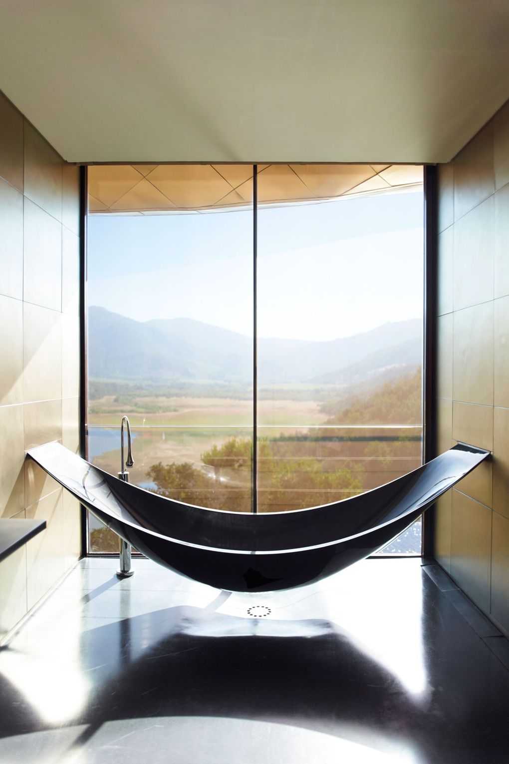 Luxurious Bathtub for A Hotel Look