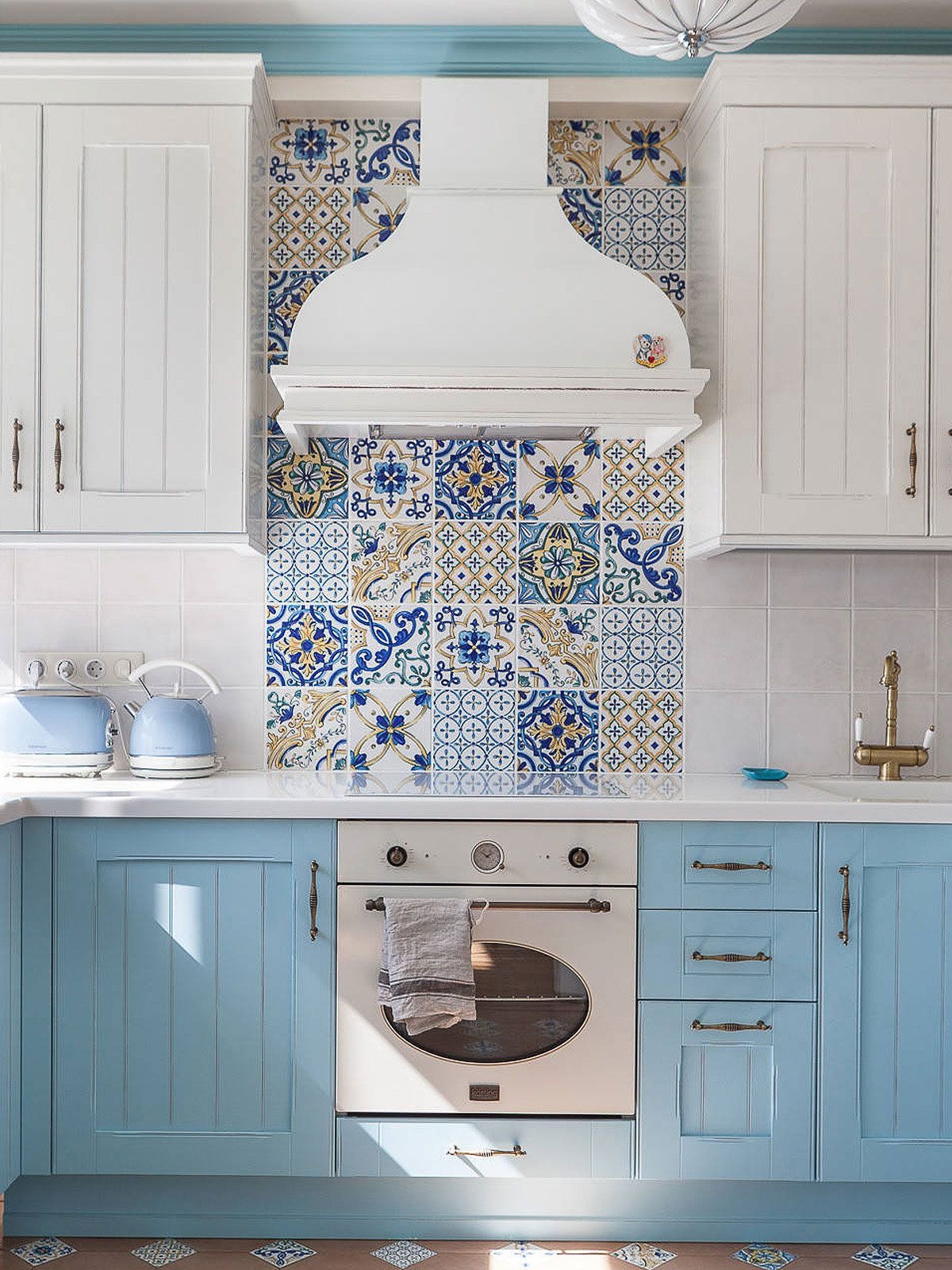 Stylish Backsplash with Blue Theme