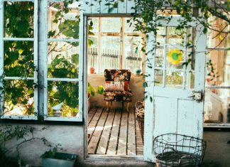 18 Screened-in Porch Ideas That You Want to Live In